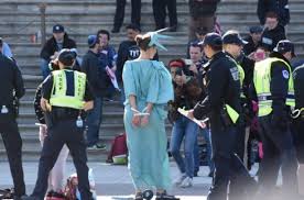 Negli USA arrestati 700 cittadini che chiedono democrazia. Disobbedienza civile di massa sulle Primarie da 1 miliardo di dollari